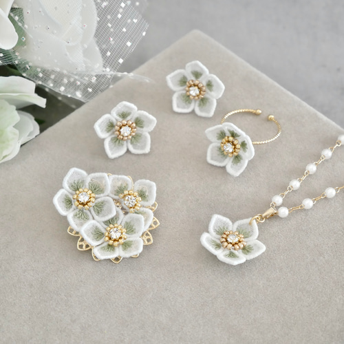 クリスマスローズピアス/イヤリング (受注生産/オーガンジー刺繍/冬/花