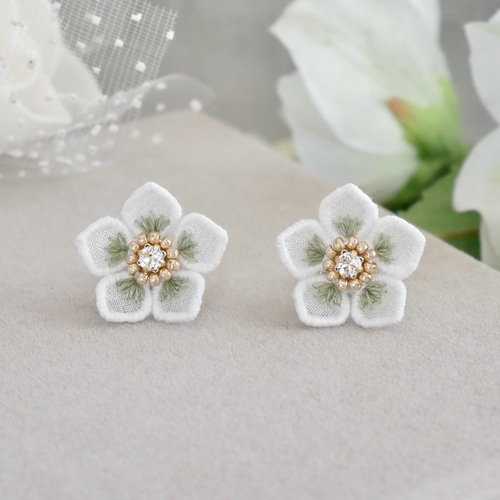 クリスマスローズピアス/イヤリング (受注生産/オーガンジー刺繍/冬/花