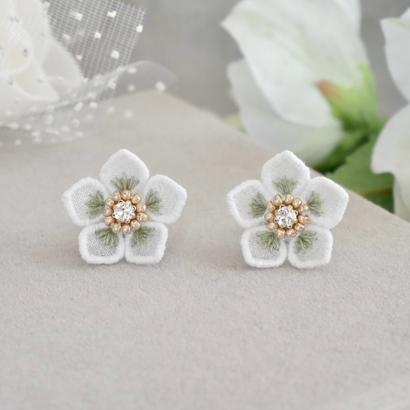 クリスマスローズピアス/イヤリング (受注生産/オーガンジー刺繍/冬/花