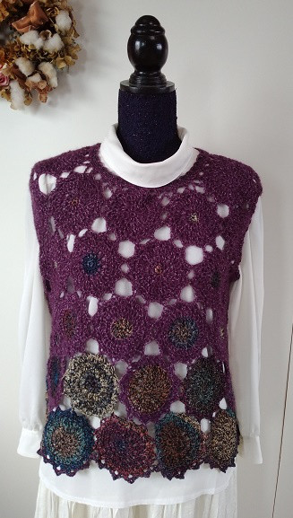 この冬重宝しそうです。　モチーフ繋ぎのバブルベスト～～！