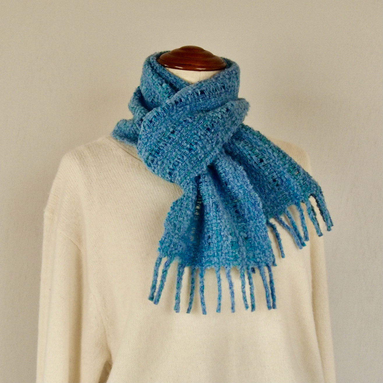 手織り・穴あきマフラー　手紡ぎ糸使用　ブルー