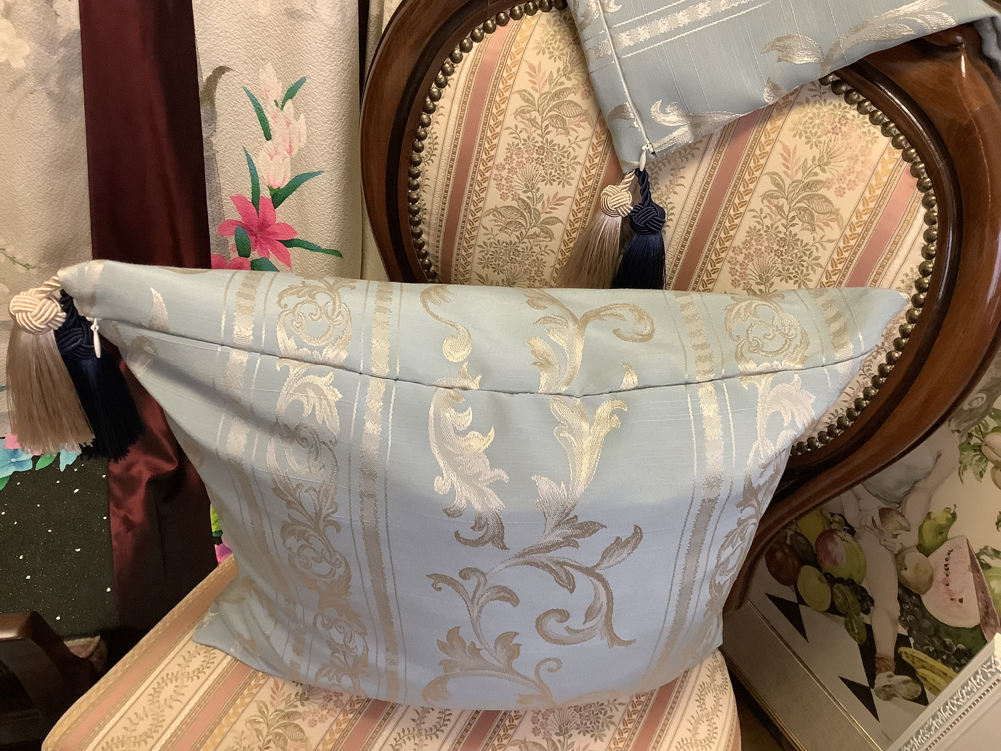 クラシカルなクッション　タッセルつき　サックスブルー　カーテン素材　45 x 45 cm