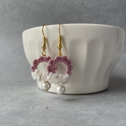 ふわふわレースの花編みピアス.イヤリング 1枚目の画像