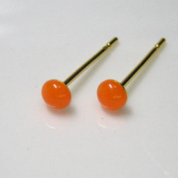 【キャロットオレンジ小粒3mm金】シンプルピアス　アレルギー対応ステンレス つやあり 2枚目の画像