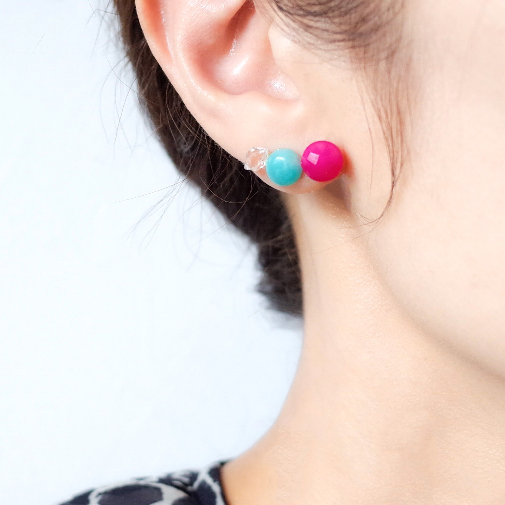 3つの天然石のピアス／vivid／(14kgf)