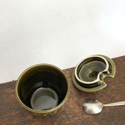 ビンテージミニポット　ソース入れ 器　オリーブ色陶器　pole社　イギリスプールポッタリー　小さな器 調味料入れ　 3枚目の画像