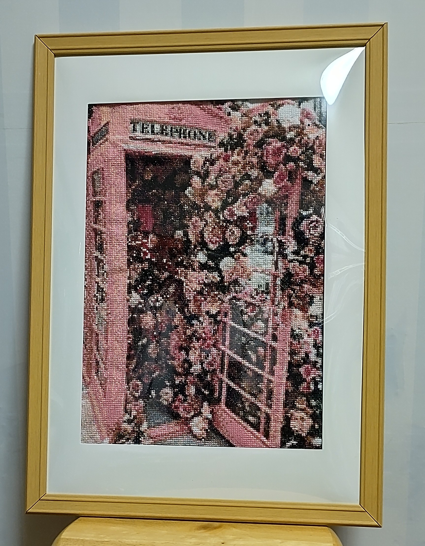 クロスステッチ完成品 薔薇で溢れるテレフォンボックス 額装済み