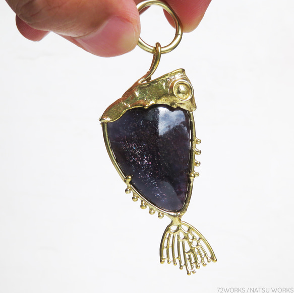 ブラッドショット アイオライト フィッシュ チャーム / Iolite Fish charms 4枚目の画像