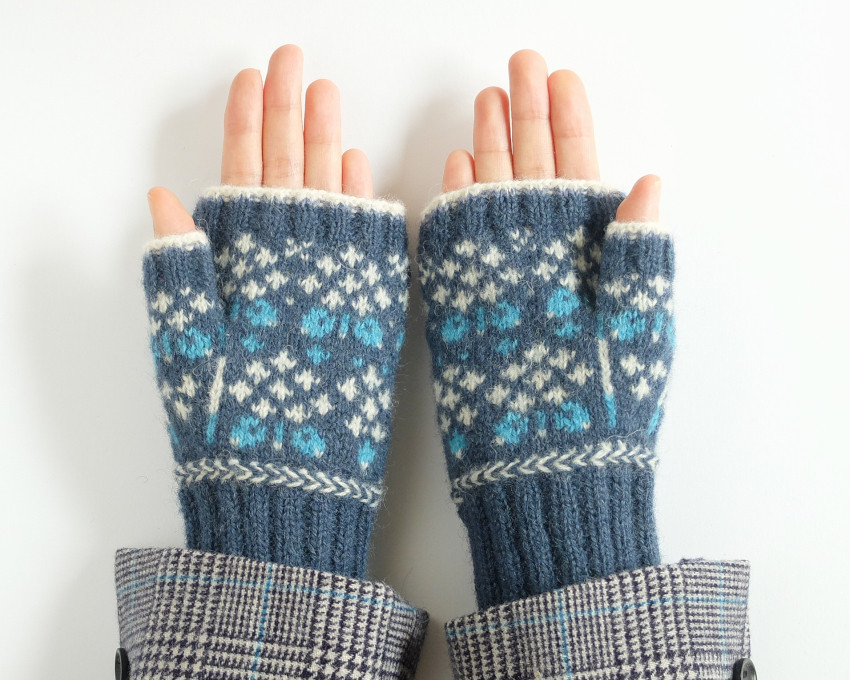 紫陽花模様の編み込みハンドウォーマー (Stonehenge)