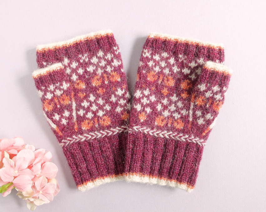 紫陽花模様の編み込みハンドウォーマー (Raspberry)