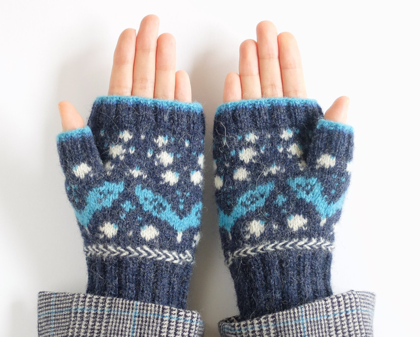 スズラン模様の編み込みハンドウォーマー (Midnight)