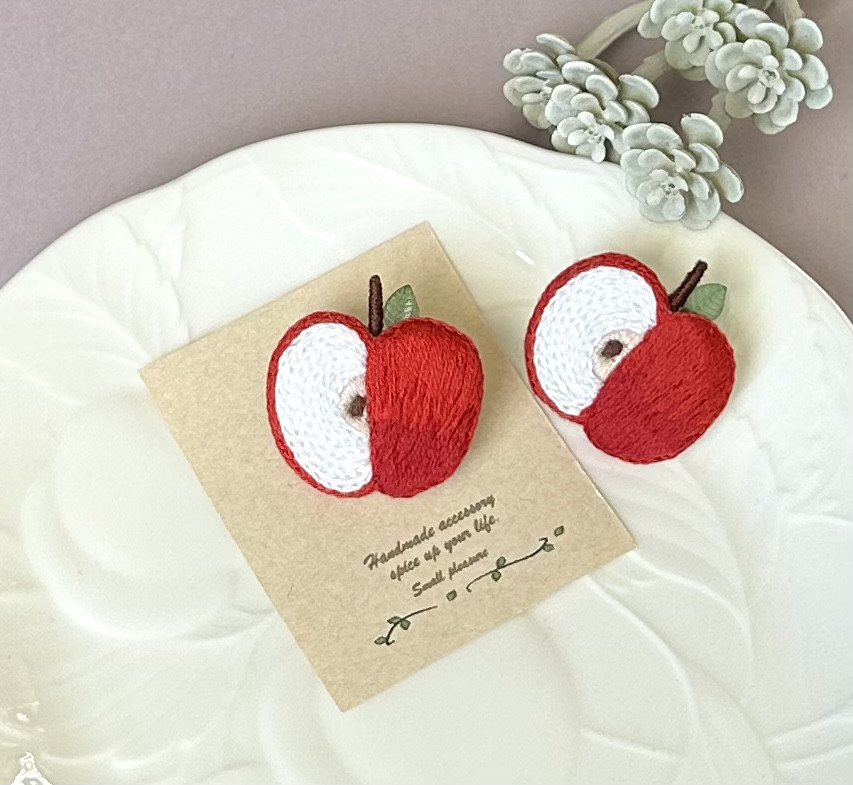 手作りブローチ＊クロッチくんとゆらゆらりんごのブローチ♪ 