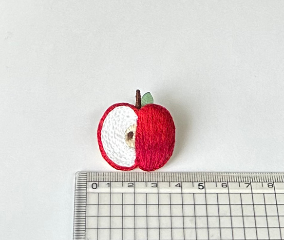 大人可愛い♡りんごの刺繍ブローチ 4枚目の画像