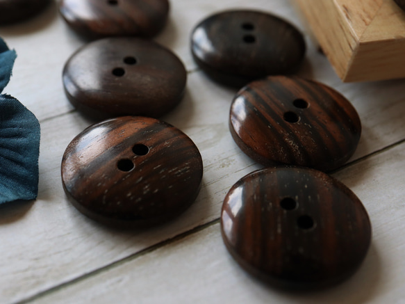 黒檀の木ボタン～碁石型～　20mm　3個入り【天然素材】 5枚目の画像