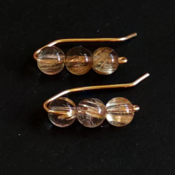 【K14gf】ゴールドルチル入り水晶 / 4.5mm珠 / 3粒ラインピアス 2枚目の画像