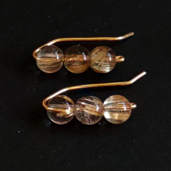 【K14gf】ゴールドルチル入り水晶 / 4.5mm珠 / 3粒ラインピアス 2枚目の画像