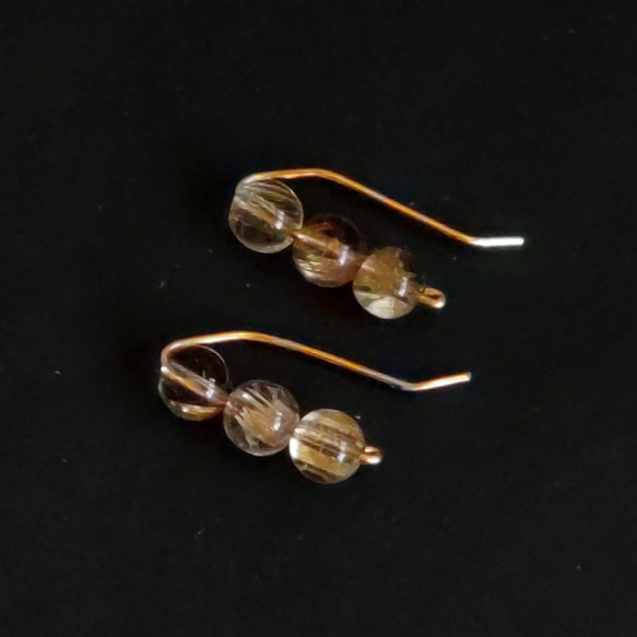 【K14gf】ゴールドルチル入り水晶 / 4.5mm珠 / 3粒ラインピアス 4枚目の画像