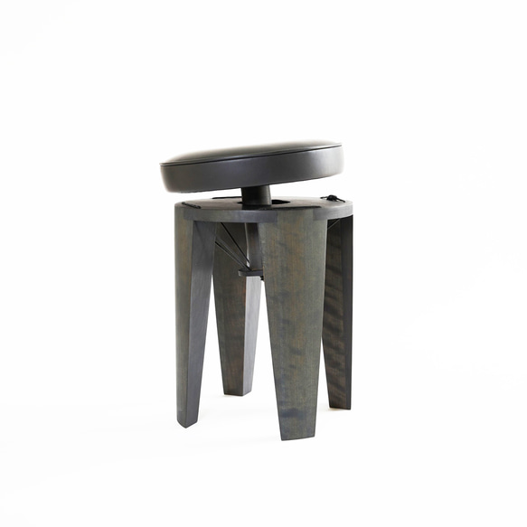 座面が揺れるスツール　Swing Ao 藍染木工スタジオAo