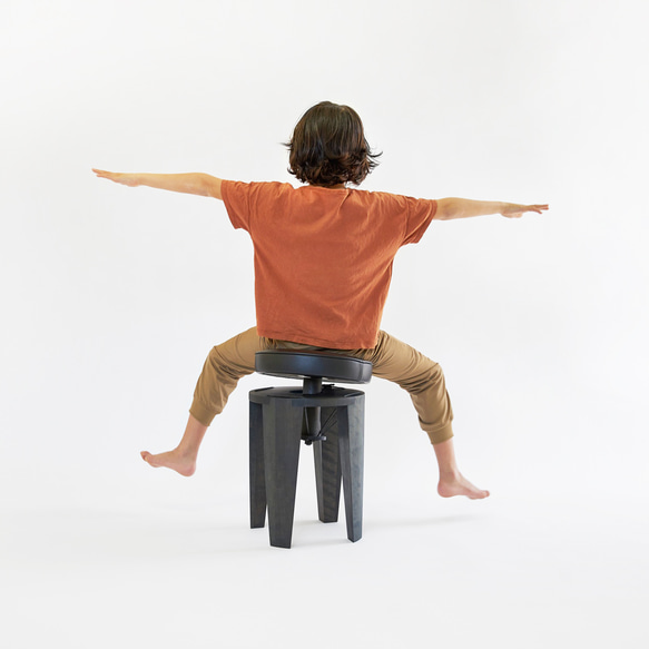 座面が揺れるスツール　Swing Ao 藍染木工スタジオAo