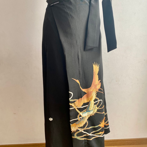 着物リメイク 黒留袖 紋入り 鳥柄刺繍 バード 巻きスカート 着物リメイク 黒留袖 紋入り 鳥柄刺繍 バード 巻きスカート