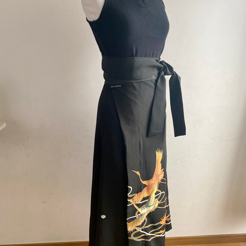 着物リメイク 黒留袖 紋入り 鳥柄刺繍 バード 巻きスカート 着物リメイク 黒留袖 紋入り 鳥柄刺繍 バード 巻きスカート