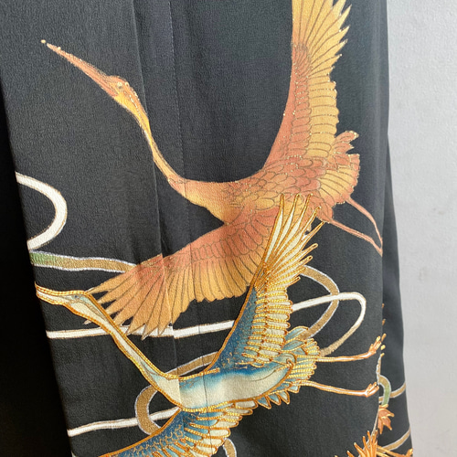 着物リメイク 黒留袖 紋入り 鳥柄刺繍 バード 巻きスカート 着物リメイク 黒留袖 紋入り 鳥柄刺繍 バード 巻きスカート
