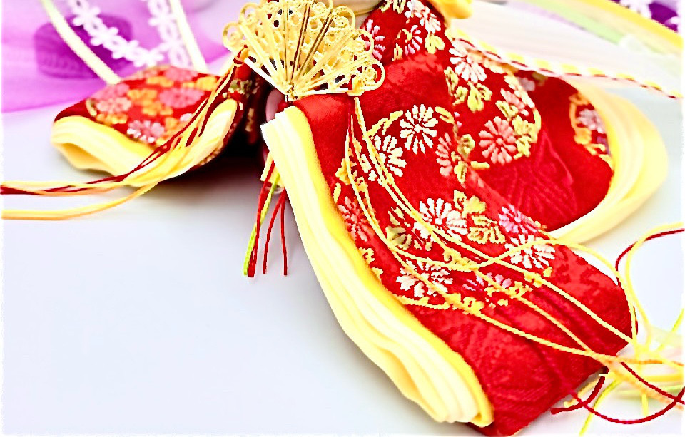 395 ひなまつり 小さな着せ替えお着物〈お姫様〉十二単《正絹金襴》緋色地に雛菊丸文薄黄かさね【伸縮襟仕様】