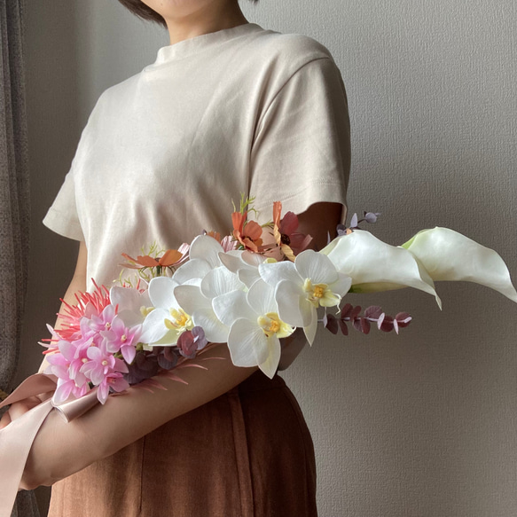 胡蝶蘭・カラー・コスモスの秋色大人っぽブーケ　アーティフィシャルフラワー　ドレスにも和装にも◯ 5枚目の画像