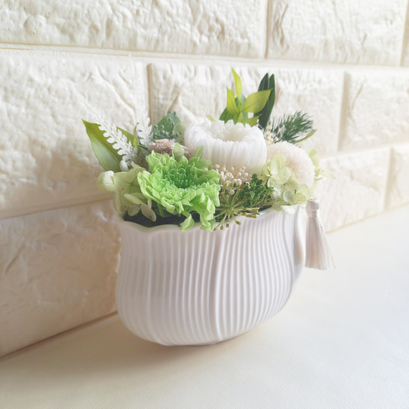 ■仏花　お供え花・お悔み花■『prière fleur』 蓮型陶器ベース  アレンジメント（ホワイト系）(1点） 5枚目の画像