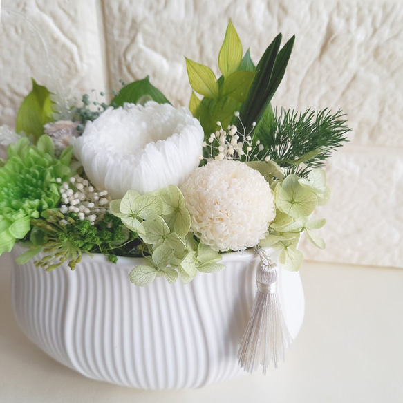 ■仏花　お供え花・お悔み花■『prière fleur』 蓮型陶器ベース  アレンジメント（ホワイト系）(1点） 11枚目の画像