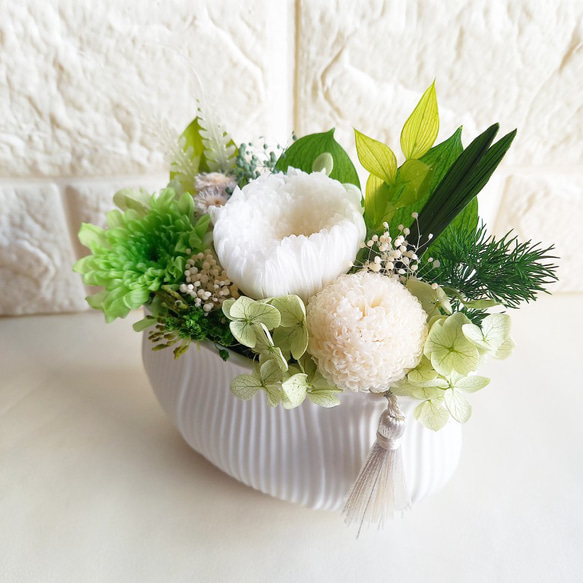 ■仏花　お供え花・お悔み花■『prière fleur』 蓮型陶器ベース  アレンジメント（ホワイト系）(1点） 2枚目の画像