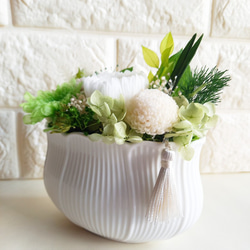 ■仏花　お供え花・お悔み花■『prière fleur』 蓮型陶器ベース  アレンジメント（ホワイト系）(1点） 3枚目の画像