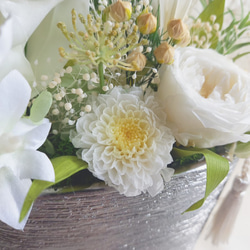 ■仏花　お供え花・お悔み花■『prière fleur』 シルバー・陶器ベース  アレンジメント（ホワイト系）(1点） 3枚目の画像