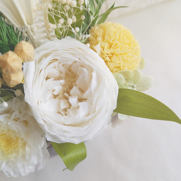 ■仏花　お供え花・お悔み花■『prière fleur』 シルバー・陶器ベース  アレンジメント（ホワイト系）(1点） 4枚目の画像
