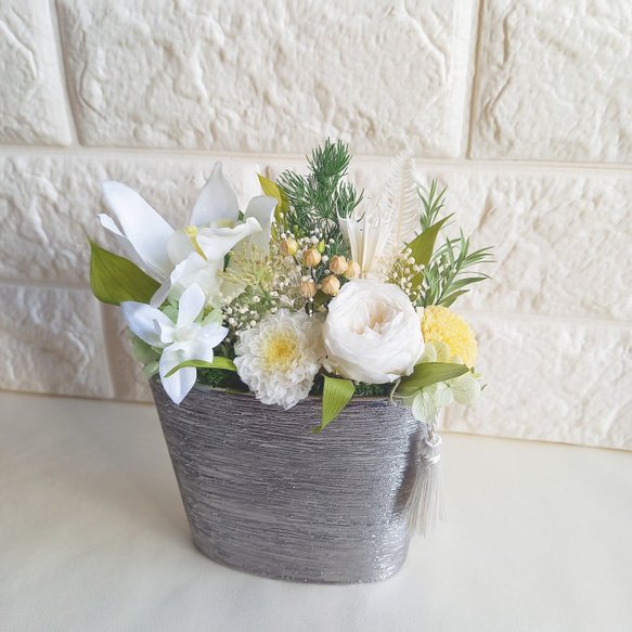 ■仏花　お供え花・お悔み花■『prière fleur』 シルバー・陶器ベース  アレンジメント（ホワイト系）(1点） 11枚目の画像