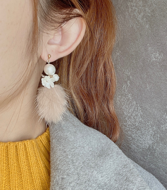 ベージュピンク×ファー ピアス・イヤリング ピアス（その他） 【 Chipi