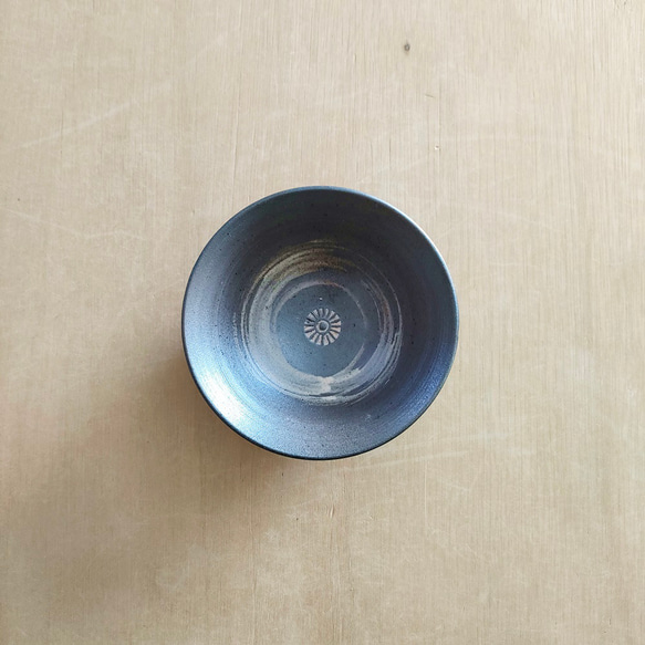 【訳あり品】三島鉢（中）／黒・焼き〆陶器（レンジ、オーブン、食洗機ＯＫ） 2枚目の画像