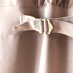 ピンクベージュのジャンパースカート(サロペットスカート)【フォーマル/くすみピンク/肩パールボタン】 6枚目の画像