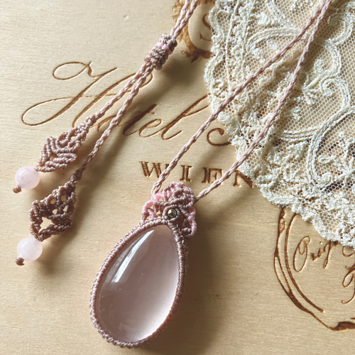 ロードナイト・ローズクォーツのマクラメネックレス ローズクォーツとロードナイトのマクラメ編みネックレス