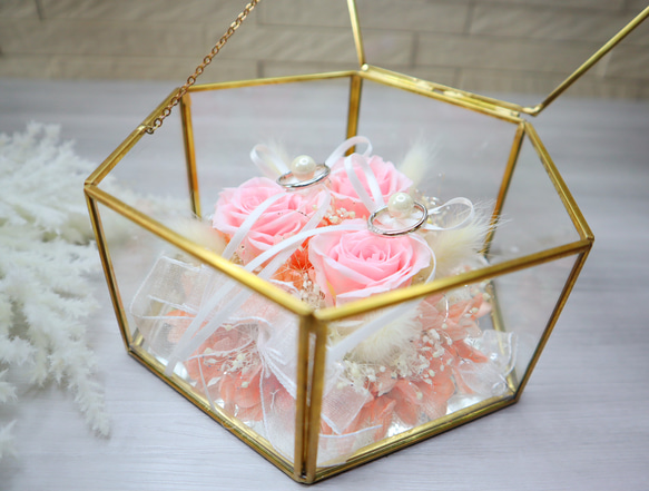 バラと紫陽花のリングピロー‪‪❤︎‬white＆pink 六角ガラスケースL  プリザーブドフラワー 結婚式 3枚目の画像