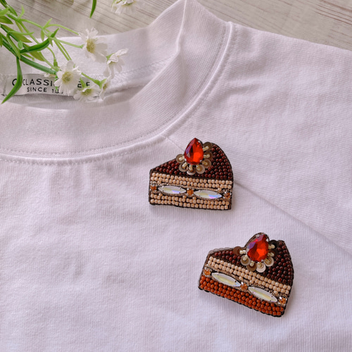 ビーズ刺繍ブローチ【チョコレートケーキ/Bタイプ】 ブローチ atelier 