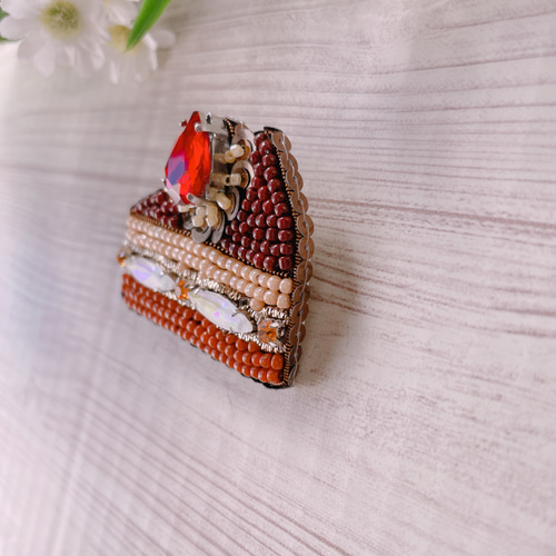 ビーズ刺繍ブローチ【チョコレートケーキ/Bタイプ】 ブローチ atelier 