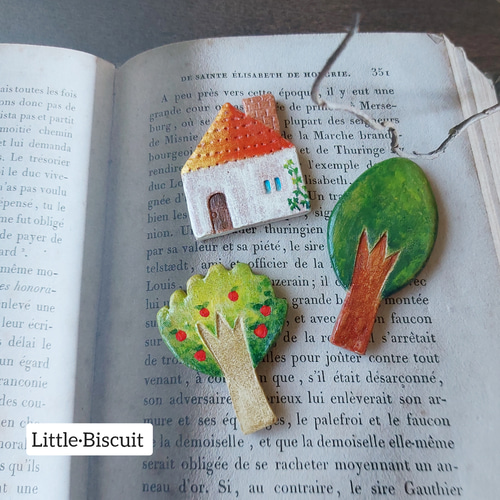 光輝くお家のブローチ《煙突》 ブローチ Little・Biscuit 通販｜Creema 
