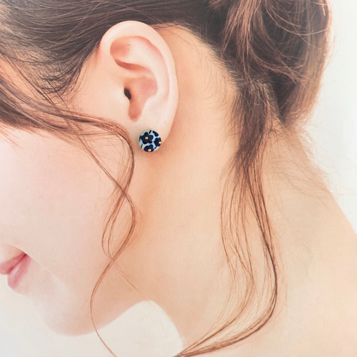 定番人気】ネイビー ブルー ホワイト 花 美濃焼 ピアス 冬 イヤリング