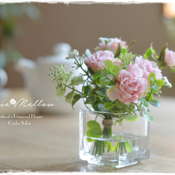 【フェイクウォーター】ベビーピンクのスプレーバラと小花やグリーンが可愛いウォーターアレンジ　ギフトにもお薦め 7枚目の画像