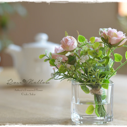 【フェイクウォーター】ベビーピンクのスプレーバラと小花やグリーンが可愛いウォーターアレンジ　ギフトにもお薦め 8枚目の画像