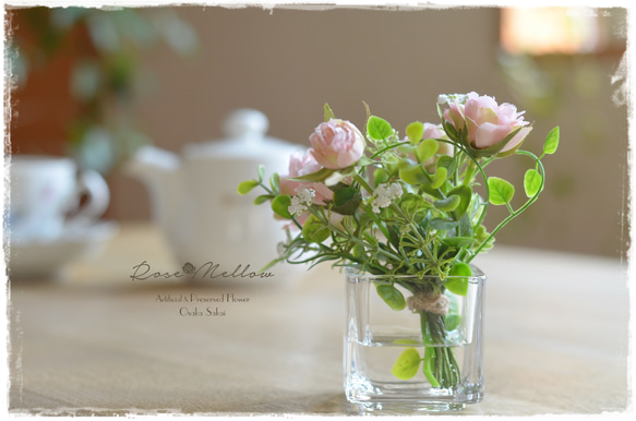 【フェイクウォーター】ベビーピンクのスプレーバラと小花やグリーンが可愛いウォーターアレンジ　ギフトにもお薦め 8枚目の画像