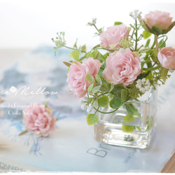 【フェイクウォーター】ベビーピンクのスプレーバラと小花やグリーンが可愛いウォーターアレンジ　ギフトにもお薦め 5枚目の画像