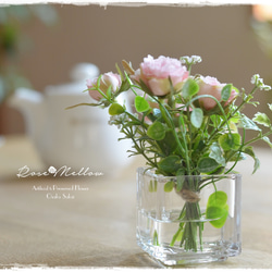 【フェイクウォーター】ベビーピンクのスプレーバラと小花やグリーンが可愛いウォーターアレンジ　ギフトにもお薦め 9枚目の画像
