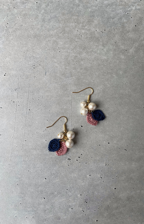 レース編みの葉っぱとコットンパールーピアス.イヤリング 1枚目の画像